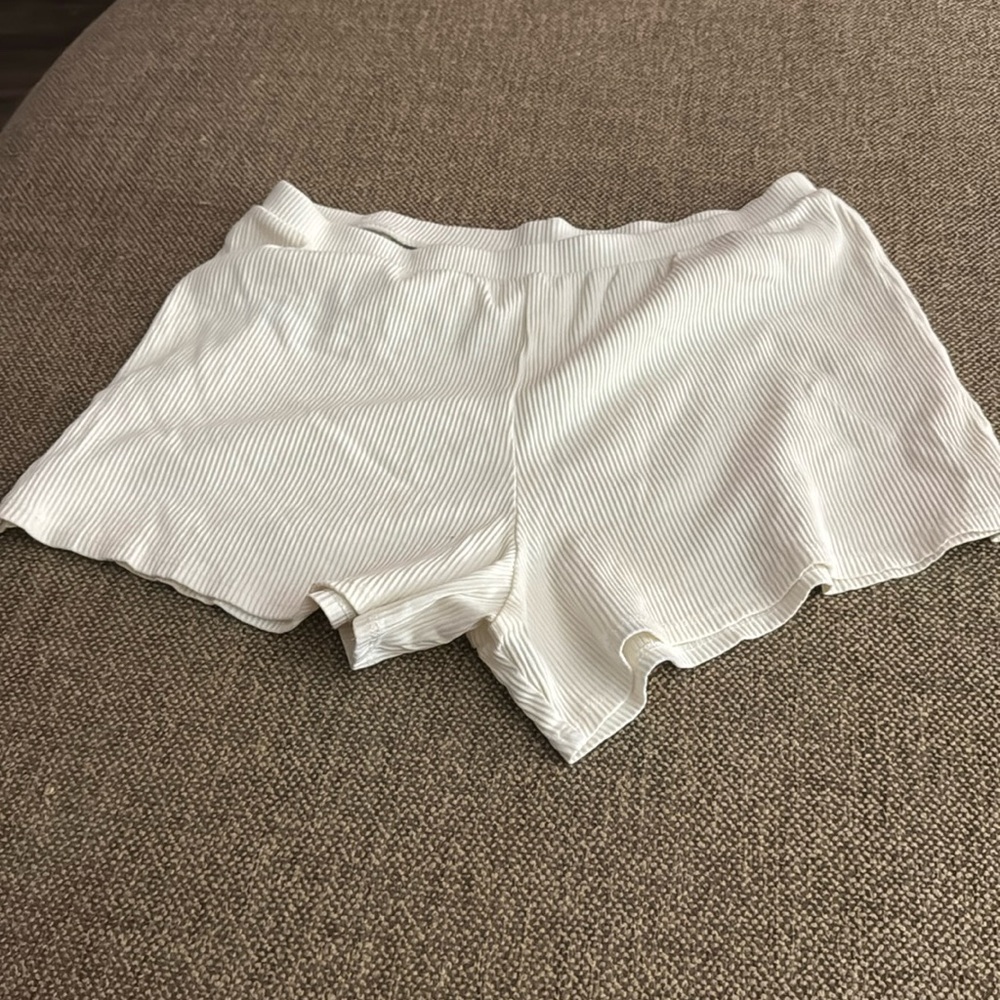 Skin size 2 white shorts
